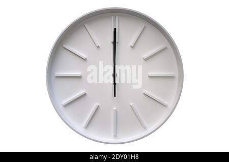 Zwölf Uhr auf analoge runde weiße Wanduhr isoliert auf Weißer Hintergrund Stockfoto