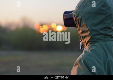 Soldat trägt VR-Brille, um das Gebiet zu kontrollieren und zu bewachen In einer Kampfsituation Stockfoto