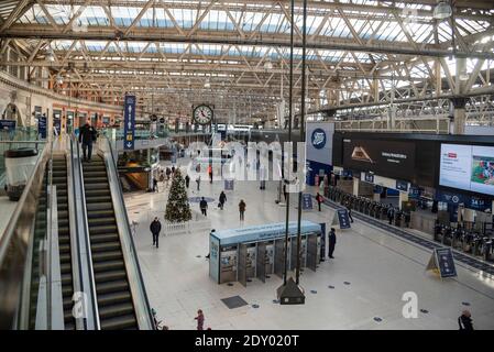 London, Großbritannien. April 2019. Eine ruhige Waterloo Station, neue Tier-4-Coronavirus-Beschränkungen weiterhin, um die Ausbreitung zu begrenzen, in Central London, Großbritannien am 24. Dezember 2020. Der Coronavirus-Spiegel steigt nach Angaben des Office for National Statistics weiter an, wobei jeder 85. Mensch in England infiziert ist. London hat jetzt den höchsten Prozentsatz an Menschen, die positiv getestet werden, mehr als 2%. Zahlen, die für die Woche bis zum 18. Dezember veröffentlicht wurden, schätzen, dass fast 650,000 Menschen das Virus haben, gegenüber 570,000 in der Woche zuvor.(Foto: Claire Doherty/Sipa USA) Quelle: SIPA USA/Alamy Live News Stockfoto