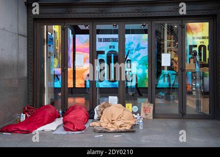 Drei Obdachlose schlafen am 24. Dezember 2020 in der Oxford Street im Zentrum von London in der Tür von Topshop, da die neuen Tier-4-Coronavirus-Beschränkungen fortbestehen, um die Ausbreitung zu begrenzen. Der Coronavirus-Spiegel steigt nach Angaben des Office for National Statistics weiter an, wobei jeder 85. Mensch in England infiziert ist. London hat jetzt den höchsten Prozentsatz an Menschen, die positiv getestet werden, mehr als 2%. Zahlen, die für die Woche bis zum 18. Dezember veröffentlicht wurden, schätzen, dass fast 650,000 Menschen an dem Virus erkreuzen, gegenüber 570,000 in der Woche zuvor. (Foto: Claire Doherty/Sipa USA) Stockfoto