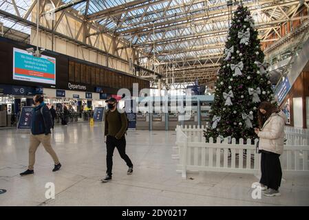 London, Großbritannien. April 2019. Eine ruhige Waterloo Station, neue Tier-4-Coronavirus-Beschränkungen weiterhin, um die Ausbreitung zu begrenzen, in Central London, Großbritannien am 24. Dezember 2020. Der Coronavirus-Spiegel steigt nach Angaben des Office for National Statistics weiter an, wobei jeder 85. Mensch in England infiziert ist. London hat jetzt den höchsten Prozentsatz an Menschen, die positiv getestet werden, mehr als 2%. Zahlen, die für die Woche bis zum 18. Dezember veröffentlicht wurden, schätzen, dass fast 650,000 Menschen das Virus haben, gegenüber 570,000 in der Woche zuvor.(Foto: Claire Doherty/Sipa USA) Quelle: SIPA USA/Alamy Live News Stockfoto