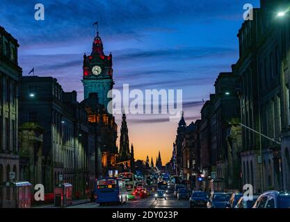 Edinburgh, Schottland, Großbritannien. 24 Dezember 2020. Schöner Heiligabend und Brexit Deal Sonnenuntergang über Edinburgh entlang Princes Street gesehen. Iain Masterton/Alamy Live News. Stockfoto