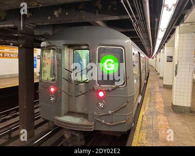 G Train fährt in die Fort Hamilton Parkway U-Bahnstation im Windsor Terrace Viertel von Brooklyn, New York. Die G ist die einzige große U-Bahn-Linie, die nicht nach Manhattan führt. Stockfoto