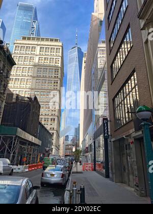 Der Freedom Tower ragt während der zweiten Welle von Covid-19 in Downtown Manhattan in einer verlassenen Fulton Street auf. Stockfoto