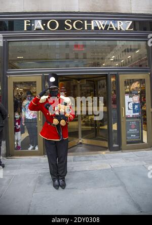 Der Türsteher des Spielzeugsoldaten begrüßt vor dem berühmten Spielzeugladen FAO Schwarz auf der Rockefeller Plaza in Midtown Manhattan. Stockfoto