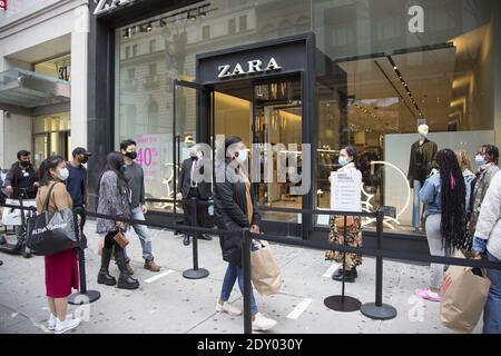 Die Menschen standen, angemessen sozial distanziert, vor einem ZARA-Laden in Manhattan, um am Black Friday 2020 während der Covid-19-Pandemie einzukaufen. Stockfoto