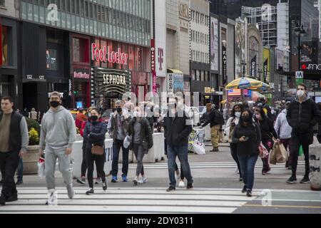 Menschen maskiert, aber Shopping am Black Friday, Auftakt der Weihnachts-Shopping-Saison 2020 während der Covid-19 Pandemie entlang 34th Street in Manhattan, New York City. Stockfoto
