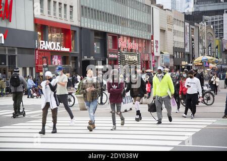 Menschen maskiert, aber Shopping am Black Friday, Auftakt der Weihnachts-Shopping-Saison 2020 während der Covid-19 Pandemie entlang 34th Street in Manhattan, New York City. Stockfoto
