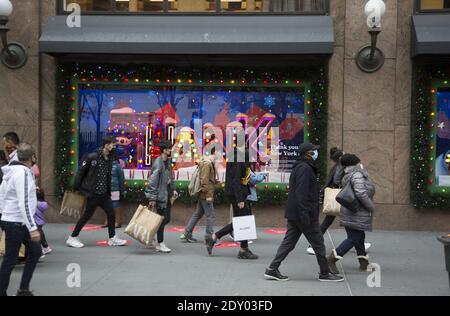 Black friday Holiday Shopper durch Macy's Department Store am Broadway während der Covid-19 Pandemie im Jahr 2020. Stockfoto