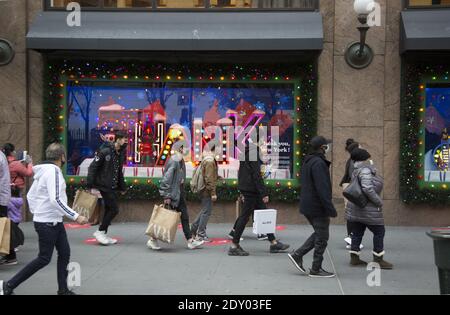Black friday Holiday Shopper durch Macy's Department Store am Broadway während der Covid-19 Pandemie im Jahr 2020. Stockfoto