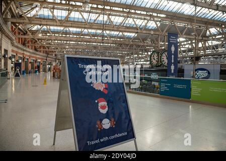 London, Großbritannien. April 2019. Ein Schild an der Waterloo Station, das darauf hinweist, dass man sich am 24. Dezember 2020 in Central London, Großbritannien, waschen soll, da die Tier-4-Coronavirus-Beschränkungen weiterhin bestehen, um die Ausbreitung zu begrenzen. Der Coronavirus-Spiegel steigt nach Angaben des Office for National Statistics weiter an, wobei jeder 85. Mensch in England infiziert ist. London hat jetzt den höchsten Prozentsatz an Menschen, die positiv getestet werden, mehr als 2%. Zahlen, die für die Woche bis zum 18. Dezember veröffentlicht wurden, schätzen, dass fast 650,000 Menschen das Virus haben, gegenüber 570,000 in der Woche zuvor.(Foto: Claire Doherty/Sipa USA) Quelle: SIPA USA/Alamy Live News Stockfoto