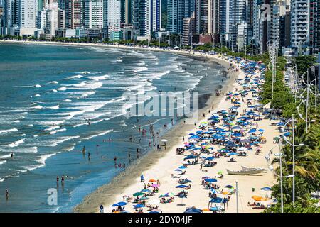 Balneário Camboriú (SC), 24/12/2020 - Movimentação / Praia - Movimento na praia Central de Balneário Camboriú, Santa Catarina nesta quinta-feira (24) Stockfoto