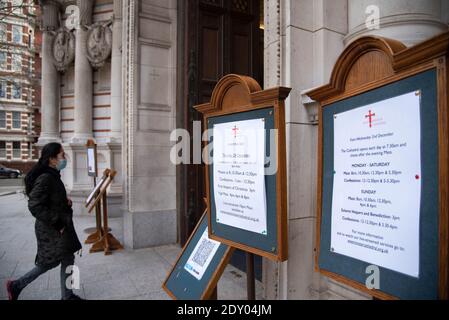 London, Großbritannien. April 2019. Eine Frau betritt die Westminster Cathedral, da die neuen Tier-4-Coronavirus-Beschränkungen am 24. Dezember 2020 in Zentral-London, Großbritannien, andauern, um die Ausbreitung zu begrenzen. Der Coronavirus-Spiegel steigt nach Angaben des Office for National Statistics weiter an, wobei jeder 85. Mensch in England infiziert ist. London hat jetzt den höchsten Prozentsatz an Menschen, die positiv getestet werden, mehr als 2%. Zahlen, die für die Woche bis zum 18. Dezember veröffentlicht wurden, schätzen, dass fast 650,000 Menschen das Virus haben, gegenüber 570,000 in der Woche zuvor.(Foto: Claire Doherty/Sipa USA) Quelle: SIPA USA/Alamy Live News Stockfoto