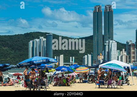 Balneário Camboriú (SC), 24/12/2020 - Movimentação / Praia - Movimento na praia Central de Balneário Camboriú, Santa Catarina nesta quinta-feira (24) Stockfoto