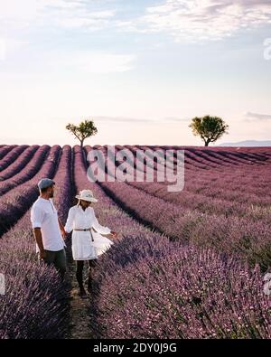 Pärchen im Urlaub in der Provence Frankreich, die die Lavendelfelder der Provence Frankreich besuchen. Europa Stockfoto