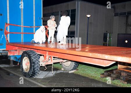 Abbildung Bild zeigt Kinder verkleidet als Krippe, während einer Drive-in-Messe am Heiligabend in Arlon, Donnerstag, 24. Dezember 2020. Worsh Stockfoto