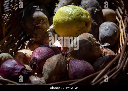 Müde mit Zwiebeln, Kartoffeln und Zitrone Stockfoto