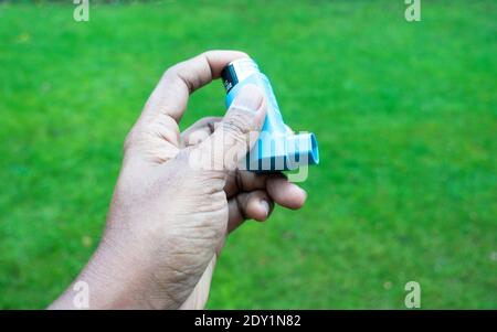 Asthma Blue Cap Reliever Spray in Betriebsposition Stockfoto
