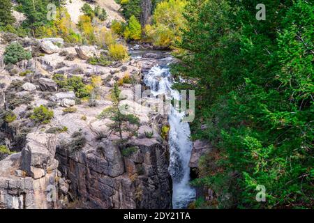 Shell Falls Wasserfall, im Bighorn National Forest entlang des US Highway 14 in Wyoming im Shell Canyon Stockfoto