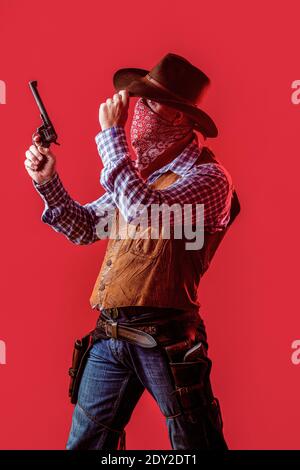 Amerikanischer Bandit in Maske, westlicher Mann mit Hut. Mann mit Cowboyhut, Pistole. West, Waffen. Amerikanischer Cowboy. Cowboy trägt Hut. Das Leben im Westen. Mann in Stockfoto