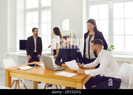 Junge Menschen kommunizieren, Startup-Ideen entwickeln, an Projekten im kreativen Arbeitsbereich arbeiten Stockfoto