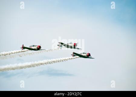 Drei Flugzeuge des GEICO Skytypers Kunstflugteams führen auf dem Flughafen Oshkosh, Wisconsin, durch. Fotografiert von öffentlichem Eigentum. Stockfoto