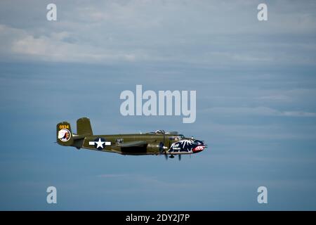 Ein B-25 Mitchell, ein amerikanischer Weltkrieg zwei-Ära Bomber fliegt über dem Oshkosh, Wisconsin Flughafen. Fotografiert von öffentlichem Eigentum. Stockfoto