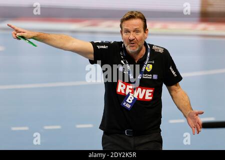 Kiel, Deutschland. Dezember 2020. Handball: Bundesliga, THW Kiel - Rhein-Neckar Löwen, Matchday 15. Trainer Martin Schwalb von den Rhein-Neckar Löwen Gesten. Kredit: Frank Molter/dpa/Alamy Live Nachrichten Stockfoto