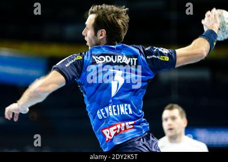 Kiel, Deutschland. Dezember 2020. Handball: Bundesliga, THW Kiel - Rhein-Neckar Löwen, Matchday 15. Uwe Gensheimer von den Rhein-Neckar Löwen wirft auf Tor. Kredit: Frank Molter/dpa/Alamy Live Nachrichten Stockfoto