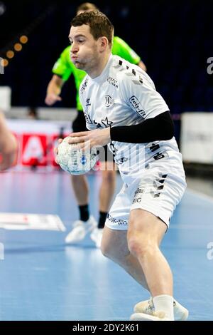 Kiel, Deutschland. Dezember 2020. Handball: Bundesliga, THW Kiel - Rhein-Neckar Löwen, Matchday 15. Kiels Miha Zarabec bereitet sich auf einen Pass vor. Kredit: Frank Molter/dpa/Alamy Live Nachrichten Stockfoto