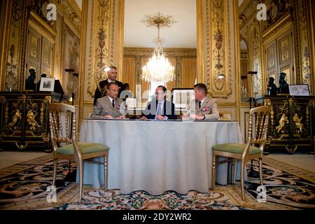 Der französische Präsident Francois Hollande (C) nimmt am 1. Oktober 2014 an einem Treffen im Elysee-Palast in Paris Teil, das sich auf den Konflikt im Irak mit dem Generalstabschef der französischen Armee, Pierre de Villiers (L), und dem Generalstabschef des französischen Präsidenten, Benoit Puga, konzentrierte. Foto von Alain Jocard/ Pool/ ABACAPRESS.COM Stockfoto