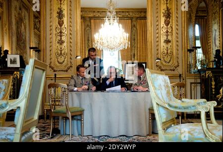 Der französische Präsident Francois Hollande (C) nimmt am 1. Oktober 2014 an einem Treffen im Elysee-Palast in Paris Teil, das sich auf den Konflikt im Irak mit dem Generalstabschef der französischen Armee, Pierre de Villiers (L), und dem Generalstabschef des französischen Präsidenten, Benoit Puga (R), konzentrierte. Foto von Alain Jocard/ Pool/ ABACAPRESS.COM Stockfoto