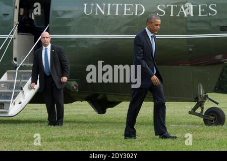 US-Präsident Barack Obama (R) kommt am 2. Oktober 2014 auf dem South Lawn des Weißen Hauses in Washington DC, USA, vorbei an dem Sonderagenten, der Präsidentenschutzabteilung, dem US-Geheimdienst Robert Buster (L). Obama kehrt von einer Reise nach Chicago zurück, wo er Bemerkungen zur Wirtschaft an der Northwestern University hielt. Foto von Michael Reynolds/Pool/ABACAPRESS.COM Stockfoto