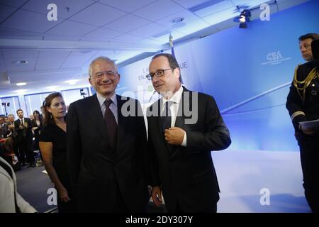 Olivier Schrameck (CSA) AEF-Präsident mit dem französischen Präsidenten Francois Hollande. Der französische Präsident Francois Hollande hält die Abschlussrede auf dem Seminar "Audiovisuelle Wirtschaftskraft", das die französische Regulierungsbehörde CSA am 2. Oktober 2014 in Paris veranstaltet hat. Foto von Denis Allard/Pool/ABACAPRESS.COM Stockfoto