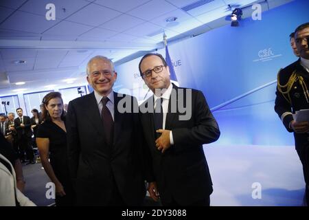 Olivier Schrameck (CSA) AEF-Präsident mit dem französischen Präsidenten Francois Hollande. Der französische Präsident Francois Hollande hält die Abschlussrede auf dem Seminar "Audiovisuelle Wirtschaftskraft", das die französische Regulierungsbehörde CSA am 2. Oktober 2014 in Paris veranstaltet hat. Foto von Denis Allard/Pool/ABACAPRESS.COM Stockfoto