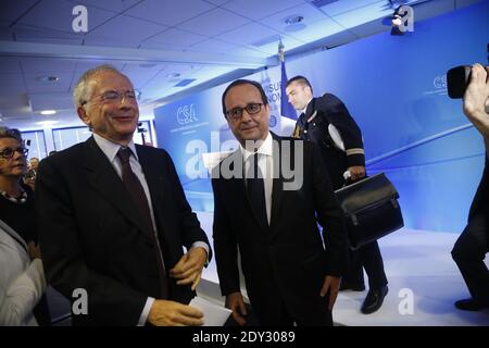 Olivier Schrameck (CSA) AEF-Präsident mit dem französischen Präsidenten Francois Hollande. Der französische Präsident Francois Hollande hält die Abschlussrede auf dem Seminar "Audiovisuelle Wirtschaftskraft", das die französische Regulierungsbehörde CSA am 2. Oktober 2014 in Paris veranstaltet hat. Foto von Denis Allard/Pool/ABACAPRESS.COM Stockfoto