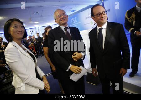 Olivier Schrameck (CSA) AEF-Präsident mit dem französischen Präsidenten Francois Hollande und Fleur Pellerin. Der französische Präsident Francois Hollande hält die Abschlussrede auf dem Seminar "Audiovisuelle Wirtschaftskraft", das die französische Regulierungsbehörde CSA am 2. Oktober 2014 in Paris veranstaltet hat. Foto von Denis Allard/Pool/ABACAPRESS.COM Stockfoto