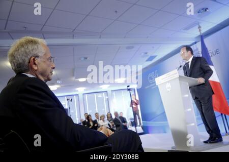 Olivier Schrameck (CSA) AEF-Präsident mit dem französischen Präsidenten Francois Hollande. Der französische Präsident Francois Hollande hält die Abschlussrede auf dem Seminar "Audiovisuelle Wirtschaftskraft", das die französische Regulierungsbehörde CSA am 2. Oktober 2014 in Paris veranstaltet hat. Foto von Denis Allard/Pool/ABACAPRESS.COM Stockfoto