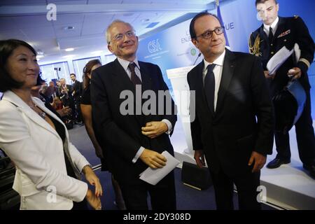 Olivier Schrameck (CSA) AEF-Präsident mit dem französischen Präsidenten Francois Hollande und Fleur Pellerin. Der französische Präsident Francois Hollande hält die Abschlussrede auf dem Seminar "Audiovisuelle Wirtschaftskraft", das die französische Regulierungsbehörde CSA am 2. Oktober 2014 in Paris veranstaltet hat. Foto von Denis Allard/Pool/ABACAPRESS.COM Stockfoto