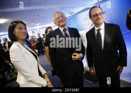 Olivier Schrameck (CSA) AEF-Präsident mit dem französischen Präsidenten Francois Hollande und Fleur Pellerin. Der französische Präsident Francois Hollande hält die Abschlussrede auf dem Seminar "Audiovisuelle Wirtschaftskraft", das die französische Regulierungsbehörde CSA am 2. Oktober 2014 in Paris veranstaltet hat. Foto von Denis Allard/Pool/ABACAPRESS.COM Stockfoto