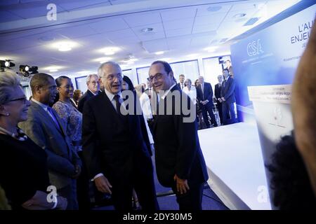 Olivier Schrameck (CSA) AEF-Präsident mit dem französischen Präsidenten Francois Hollande. Der französische Präsident Francois Hollande hält die Abschlussrede auf dem Seminar "Audiovisuelle Wirtschaftskraft", das die französische Regulierungsbehörde CSA am 2. Oktober 2014 in Paris veranstaltet hat. Foto von Denis Allard/Pool/ABACAPRESS.COM Stockfoto