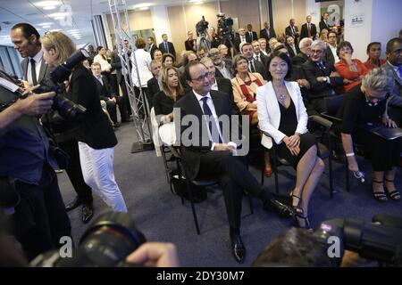 Olivier Schrameck (CSA) AEF-Präsident mit dem französischen Präsidenten Francois Hollande und Fleur Pellerin. Der französische Präsident Francois Hollande hält die Abschlussrede auf dem Seminar "Audiovisuelle Wirtschaftskraft", das die französische Regulierungsbehörde CSA am 2. Oktober 2014 in Paris veranstaltet hat. Foto von Denis Allard/Pool/ABACAPRESS.COM Stockfoto