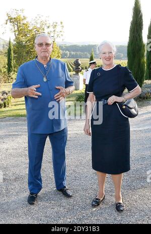 Exklusiv - Dänische Königin Margrethe und ihr Mann Prinz Henrik posieren für unseren Fotografen in ihrem Schloss in Lot, in der Nähe von Cahors, Südfrankreich am 03. Oktober 2014. Das dänische Königspaar kommt in seinem Chateau de Cayx an, das sich im Weinviertel von Cahors befindet, um den Beginn der Weinlese zu werfen. Sie nahmen auch an Dreharbeiten eines Dokumentarfilms über ihre Burg und ihre Weine Teil. Die dänische Königin Margrethe und Prinz Henrik feiern die Einweihung ihres privaten Museums mit 4000 Kunstwerken in ihrem Schloss und werden am Ende ihres Aufenthalts in Frankreich der Öffentlichkeit zugänglich gemacht. Foto von Stockfoto