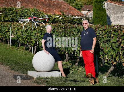 Exklusiv - Dänische Königin Margrethe und ihr Mann Prinz Henrik posieren für unseren Fotografen in ihrem Schloss in Lot, in der Nähe von Cahors, Südfrankreich am 03. Oktober 2014. Das dänische Königspaar kommt in seinem Chateau de Cayx an, das sich im Weinviertel von Cahors befindet, um den Beginn der Weinlese zu werfen. Sie nahmen auch an Dreharbeiten eines Dokumentarfilms über ihre Burg und ihre Weine Teil. Die dänische Königin Margrethe und Prinz Henrik feiern die Einweihung ihres privaten Museums mit 4000 Kunstwerken in ihrem Schloss und werden am Ende ihres Aufenthalts in Frankreich der Öffentlichkeit zugänglich gemacht. Foto von Stockfoto