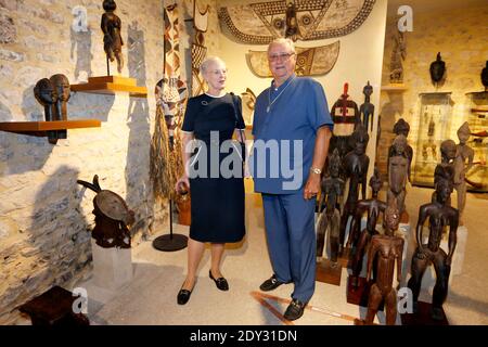 Exklusiv - Dänische Königin Margrethe und ihr Mann Prinz Henrik posieren für unseren Fotografen in ihrem Schloss in Lot, in der Nähe von Cahors, Südfrankreich am 03. Oktober 2014. Das dänische Königspaar kommt in seinem Chateau de Cayx an, das sich im Weinviertel von Cahors befindet, um den Beginn der Weinlese zu werfen. Sie nahmen auch an Dreharbeiten eines Dokumentarfilms über ihre Burg und ihre Weine Teil. Die dänische Königin Margrethe und Prinz Henrik feiern die Einweihung ihres privaten Museums mit 4000 Kunstwerken in ihrem Schloss und werden am Ende ihres Aufenthalts in Frankreich der Öffentlichkeit zugänglich gemacht. Foto von Stockfoto