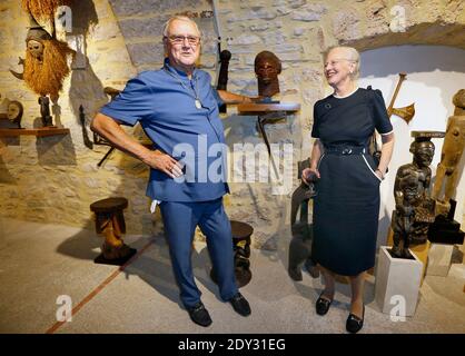 Exklusiv - Dänische Königin Margrethe und ihr Mann Prinz Henrik posieren für unseren Fotografen in ihrem Schloss in Lot, in der Nähe von Cahors, Südfrankreich am 03. Oktober 2014. Das dänische Königspaar kommt in seinem Chateau de Cayx an, das sich im Weinviertel von Cahors befindet, um den Beginn der Weinlese zu werfen. Sie nahmen auch an Dreharbeiten eines Dokumentarfilms über ihre Burg und ihre Weine Teil. Die dänische Königin Margrethe und Prinz Henrik feiern die Einweihung ihres privaten Museums mit 4000 Kunstwerken in ihrem Schloss und werden am Ende ihres Aufenthalts in Frankreich der Öffentlichkeit zugänglich gemacht. Foto von Stockfoto