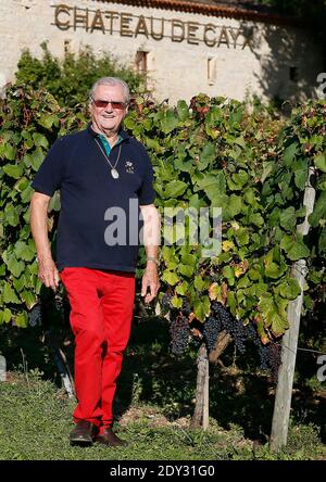 Exklusiv - Dänische Königin Margrethe und ihr Mann Prinz Henrik posieren für unseren Fotografen in ihrem Schloss in Lot, in der Nähe von Cahors, Südfrankreich am 03. Oktober 2014. Das dänische Königspaar kommt in seinem Chateau de Cayx an, das sich im Weinviertel von Cahors befindet, um den Beginn der Weinlese zu werfen. Sie nahmen auch an Dreharbeiten eines Dokumentarfilms über ihre Burg und ihre Weine Teil. Die dänische Königin Margrethe und Prinz Henrik feiern die Einweihung ihres privaten Museums mit 4000 Kunstwerken in ihrem Schloss und werden am Ende ihres Aufenthalts in Frankreich der Öffentlichkeit zugänglich gemacht. Foto von Stockfoto