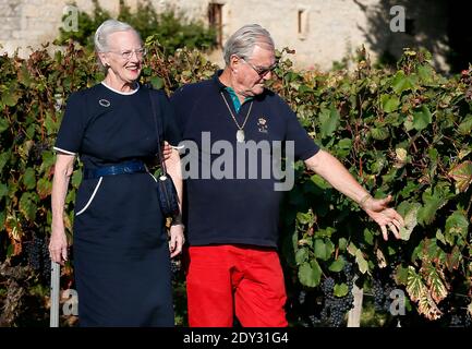 Exklusiv - Dänische Königin Margrethe und ihr Mann Prinz Henrik posieren für unseren Fotografen in ihrem Schloss in Lot, in der Nähe von Cahors, Südfrankreich am 03. Oktober 2014. Das dänische Königspaar kommt in seinem Chateau de Cayx an, das sich im Weinviertel von Cahors befindet, um den Beginn der Weinlese zu werfen. Sie nahmen auch an Dreharbeiten eines Dokumentarfilms über ihre Burg und ihre Weine Teil. Die dänische Königin Margrethe und Prinz Henrik feiern die Einweihung ihres privaten Museums mit 4000 Kunstwerken in ihrem Schloss und werden am Ende ihres Aufenthalts in Frankreich der Öffentlichkeit zugänglich gemacht. Foto von Stockfoto