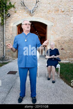 Exklusiv - Dänische Königin Margrethe und ihr Mann Prinz Henrik posieren für unseren Fotografen in ihrem Schloss in Lot, in der Nähe von Cahors, Südfrankreich am 03. Oktober 2014. Das dänische Königspaar kommt in seinem Chateau de Cayx an, das sich im Weinviertel von Cahors befindet, um den Beginn der Weinlese zu werfen. Sie nahmen auch an Dreharbeiten eines Dokumentarfilms über ihre Burg und ihre Weine Teil. Die dänische Königin Margrethe und Prinz Henrik feiern die Einweihung ihres privaten Museums mit 4000 Kunstwerken in ihrem Schloss und werden am Ende ihres Aufenthalts in Frankreich der Öffentlichkeit zugänglich gemacht. Foto von Stockfoto