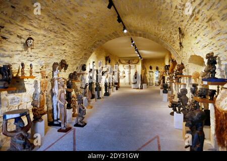 Exklusiv - Dänische Königin Margrethe und ihr Mann Prinz Henrik posieren für unseren Fotografen in ihrem Schloss in Lot, in der Nähe von Cahors, Südfrankreich am 03. Oktober 2014. Das dänische Königspaar kommt in seinem Chateau de Cayx an, das sich im Weinviertel von Cahors befindet, um den Beginn der Weinlese zu werfen. Sie nahmen auch an Dreharbeiten eines Dokumentarfilms über ihre Burg und ihre Weine Teil. Die dänische Königin Margrethe und Prinz Henrik feiern die Einweihung ihres privaten Museums mit 4000 Kunstwerken in ihrem Schloss und werden am Ende ihres Aufenthalts in Frankreich der Öffentlichkeit zugänglich gemacht. Foto von Stockfoto